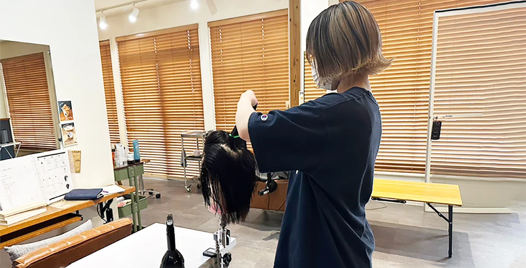 カット技術を練習するスタッフ