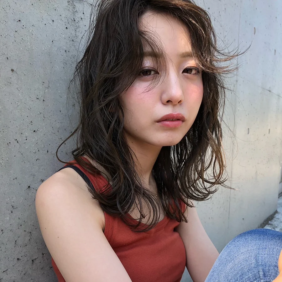 自然な動きのあるミディアムヘア